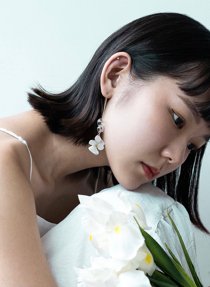 Real Flower│Butterfly Glass Ear Thread│14kgf【Escape from urban】 - Earrings & Clip-ons - Plants & Flowers White