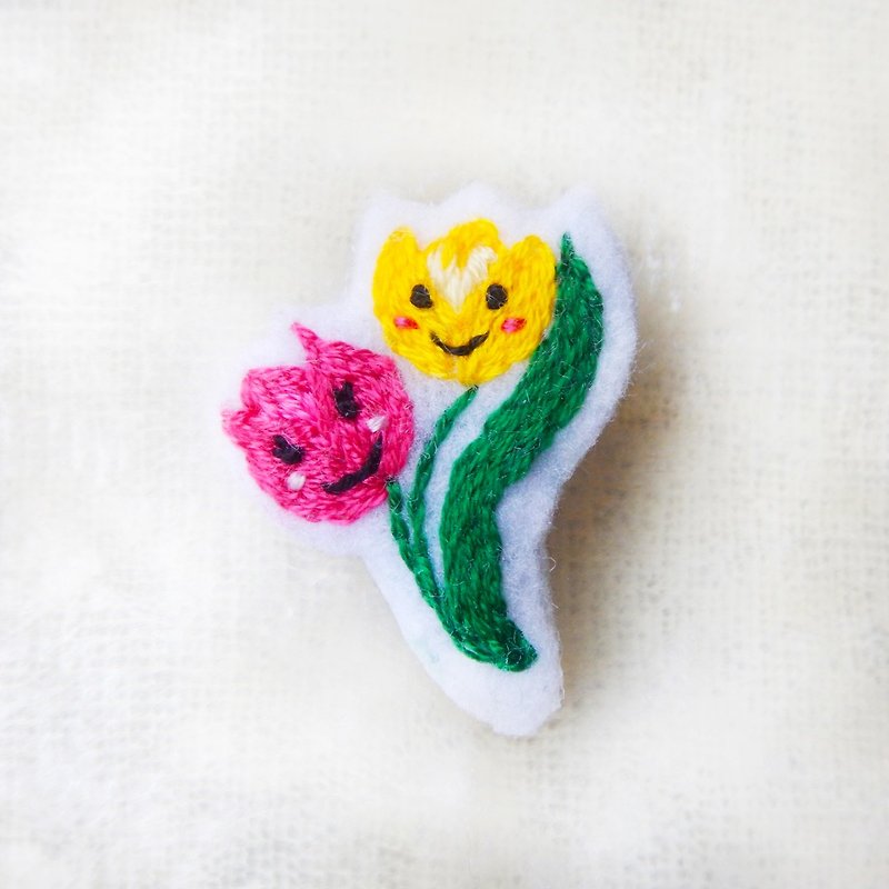Smiling Tulip Hand Embroidery Brooch - เข็มกลัด - ไฟเบอร์อื่นๆ ขาว