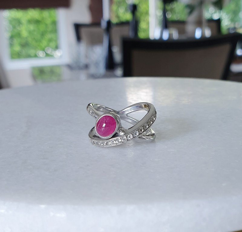 Ruby ring decorated with white topaz gemstone, real Silver body, white gold plated. - 戒指 - 寶石 紅色
