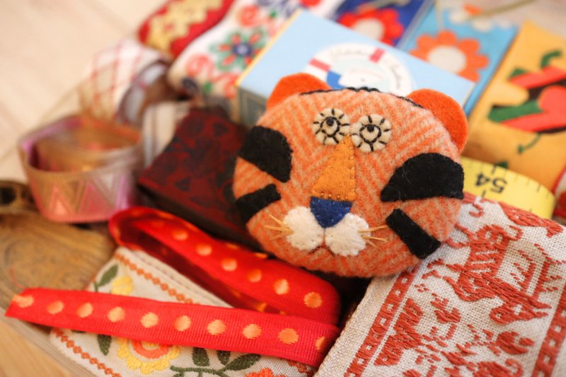 Handmade tiger brooch - Brooches - Wool Orange