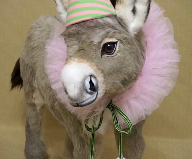 オーダーメイド。特注のロバ。ぬいぐるみのロバ。ポーズをとら