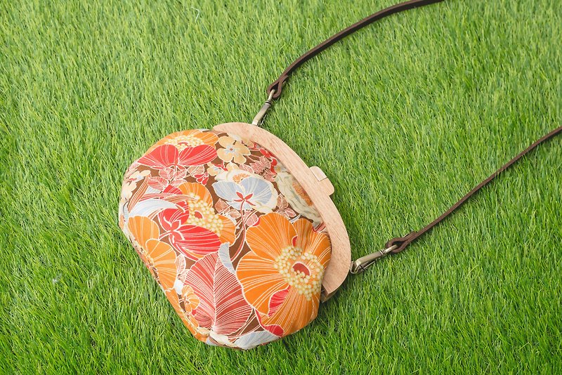 Line Garden / wood mouth gold package / retro cross bag / portable bag (small) - Messenger Bags & Sling Bags - Cotton & Hemp Orange