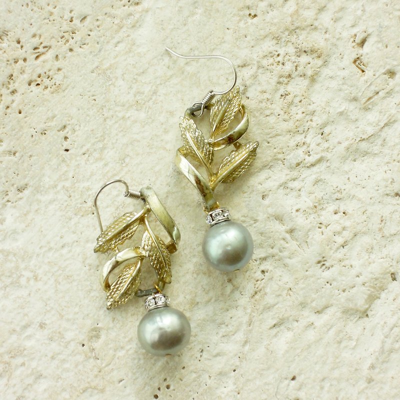 Antique gold leaves with gray pearl drop earrings - ต่างหู - วัสดุอื่นๆ 