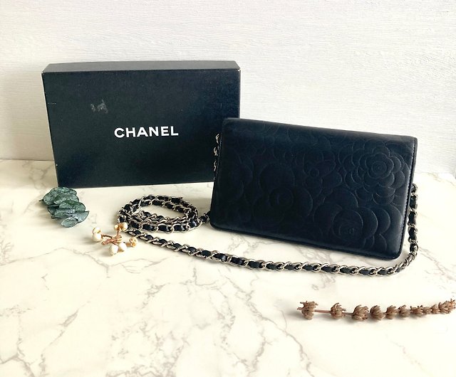 LA LUNE] Medieval second-hand Chanel black camellia long wallet chain oblique back side back - Shop LA Vintage: from Japan Messenger & Sling Bags - Pinkoi