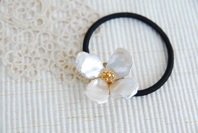再販　花びらケシパールのお花のヘアゴム - 髮夾/髮圈 - 珍珠 白色