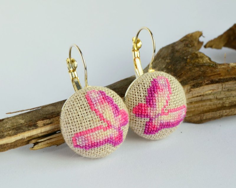 粉色蝴蝶刺繡耳環十字繡自然首飾手工精緻女士禮物 - 耳環/耳夾/耳骨夾 - 繡線 粉紅色
