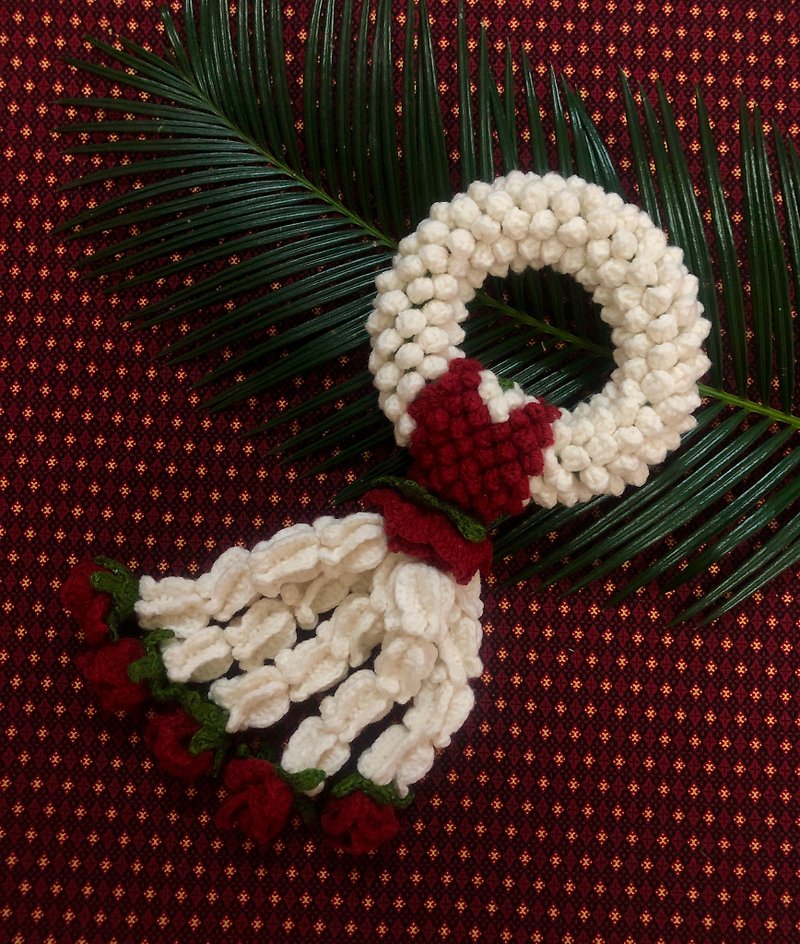 レッドとホワイトのかぎ針編みのタイの花輪、赤いバラのタッセル（かぎ針編みタイプの商品） - 置物 - ポリエステル レッド