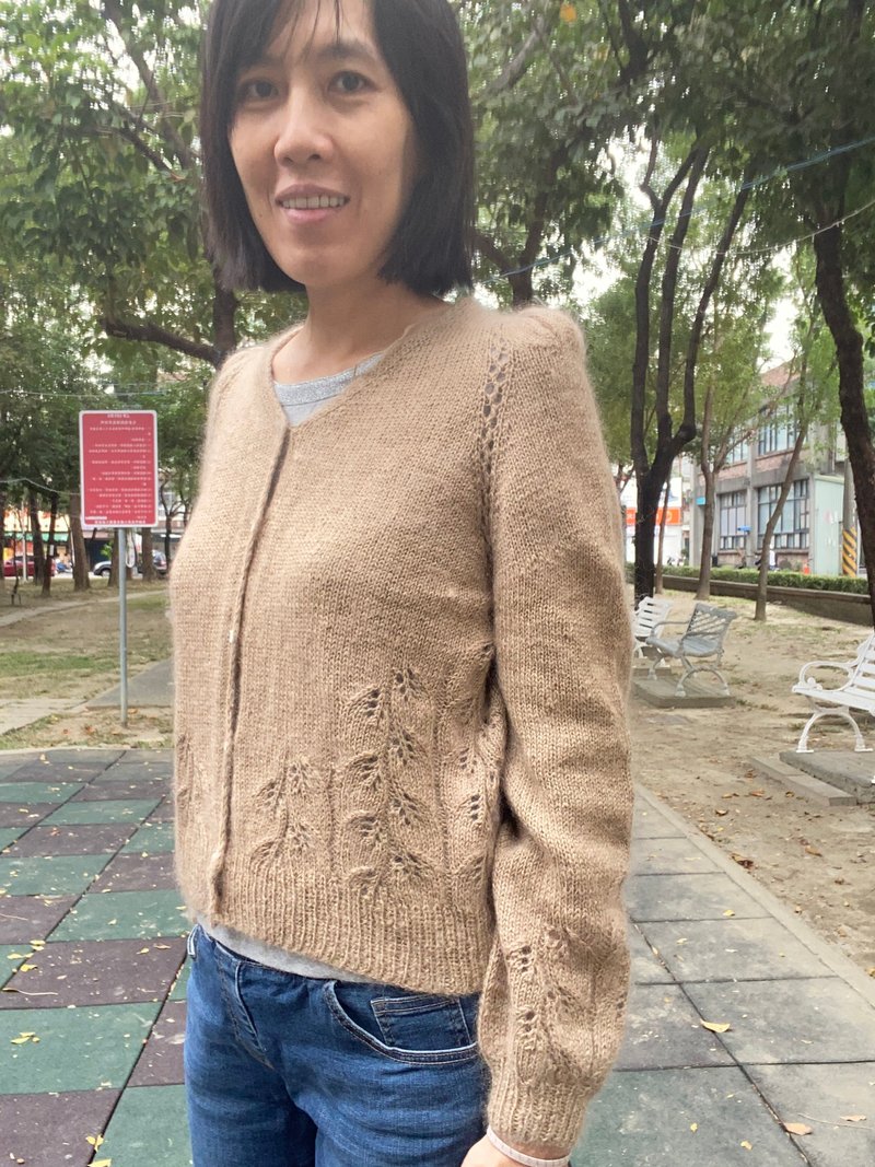 Leaf cardigan cardigan knitting knitting electronic Chinese version - เย็บปัก/ถักทอ/ใยขนแกะ - ขนแกะ สีกากี