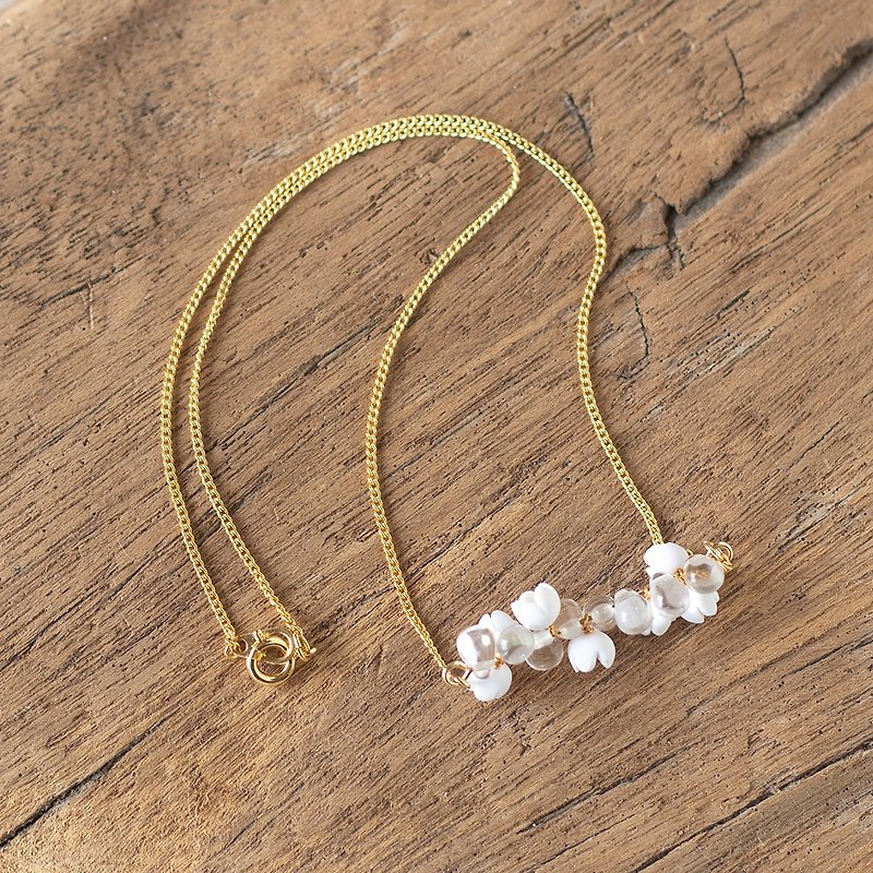 雫と花のネックレス / 白 - ネックレス - 粘土 ホワイト