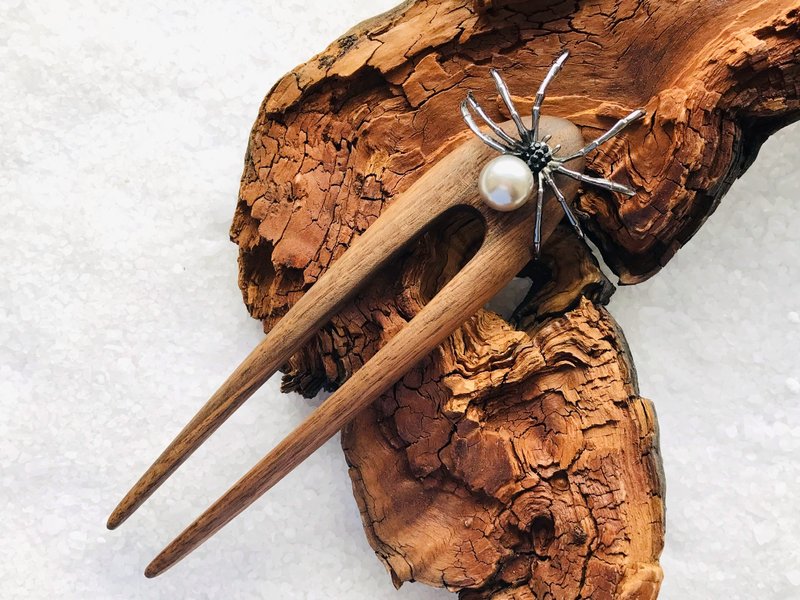 Wooden hair fork with spider, Hair Barrette, Wood hair clip, Birthday gift - เครื่องประดับผม - ไม้ สีนำ้ตาล