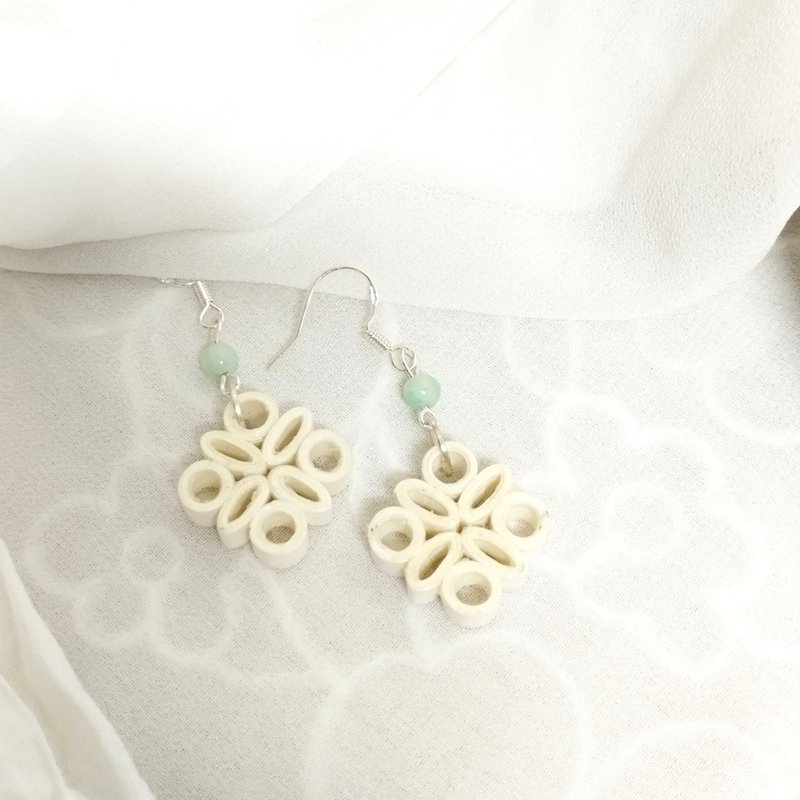 衍紙 捲紙 紙工藝 紙珠寶 手作飾品--小雅/米白色 paper earring - 耳環/耳夾/耳骨夾 - 紙 白色
