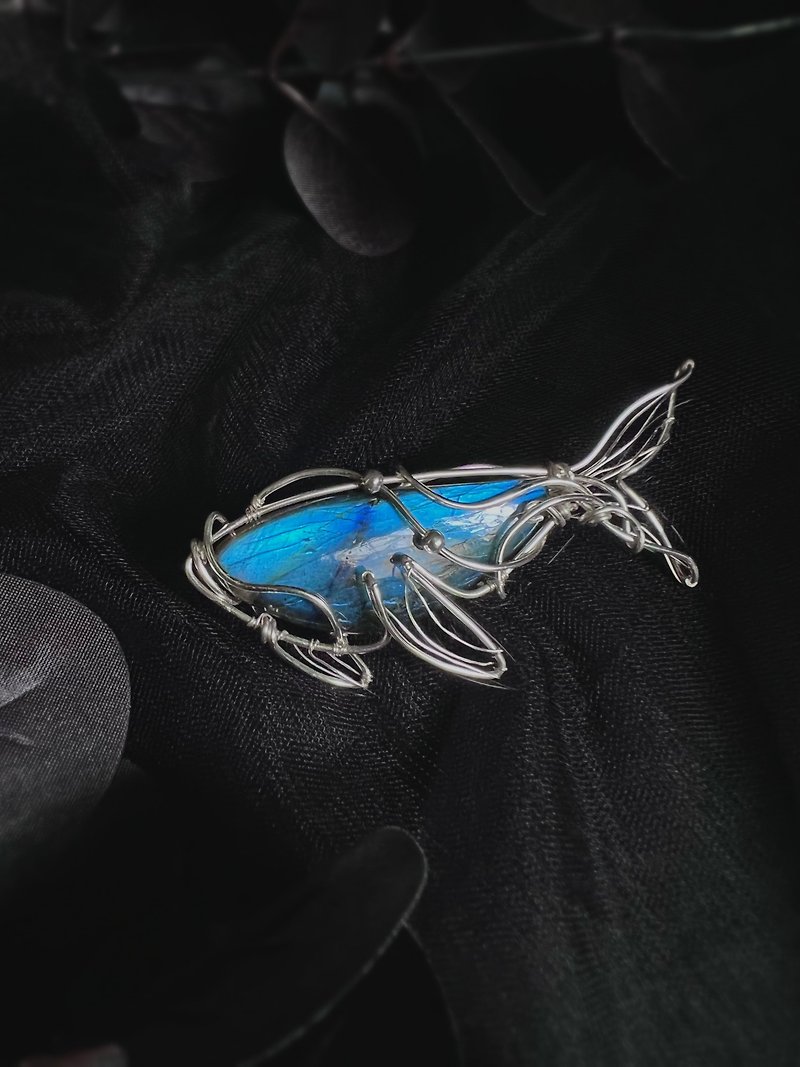 Herel Whale. Labradorite-Metal Woven Necklace-Crystal-Ore-Art Bronze - สร้อยคอ - คริสตัล สีน้ำเงิน