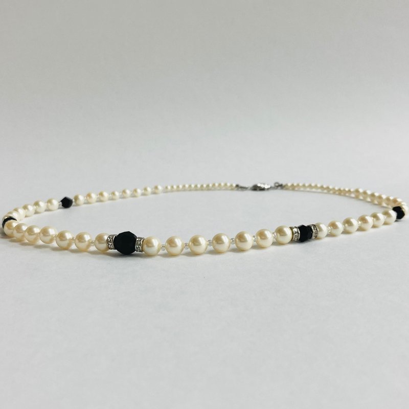 Shell pearl and crystal cut bead necklace B/approx. 42cm/cream/R/made in Japan - Necklaces - Shell Gold