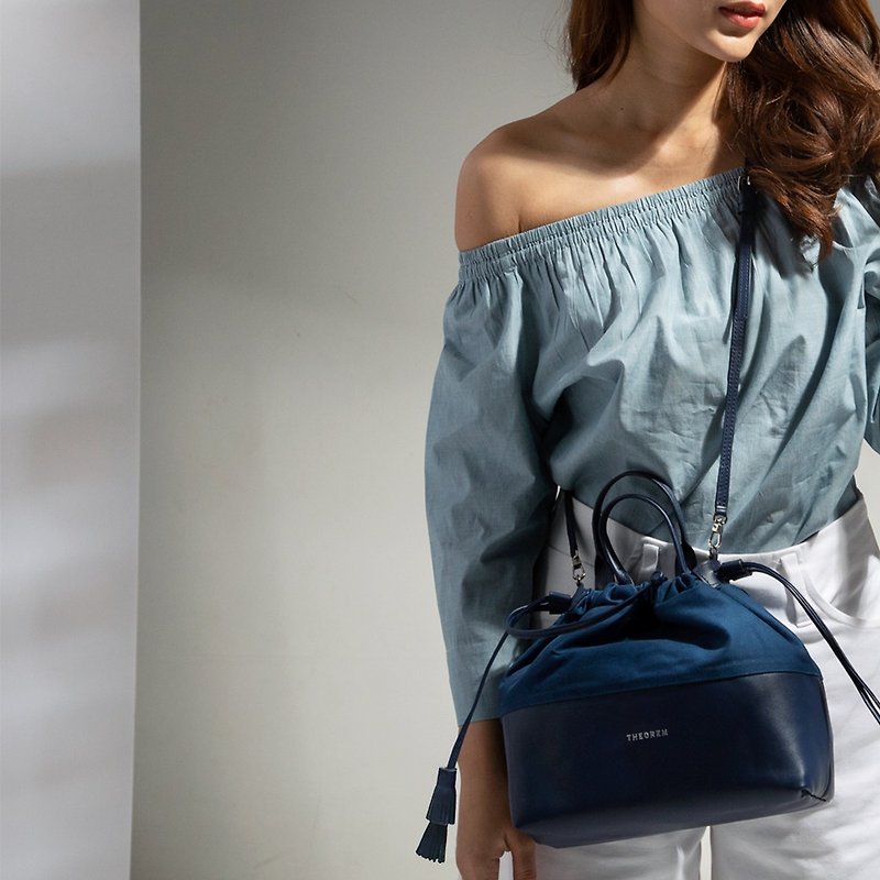 Ellipse bag 手工製 真皮輕巧手提/斜背包 navy color - กระเป๋าถือ - หนังแท้ สีน้ำเงิน