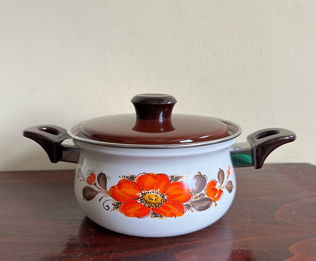 Vintage enamel pot with lid