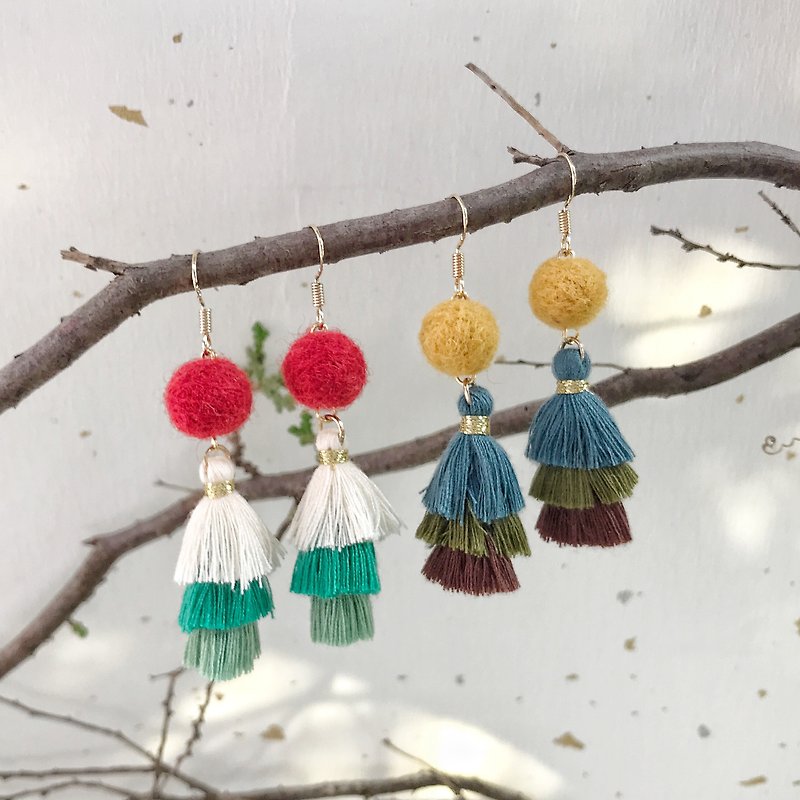 Fringed Christmas tree hand-made wool felt earrings free packaging can be changed to Clip-On - ต่างหู - ขนแกะ สีแดง