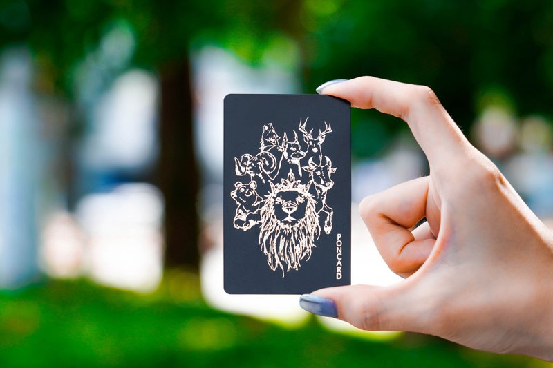 【動物寫真設計款】森林萬獸款名片(直式)(贈鑰匙圈) - 科技小物 - 塑膠 黑色