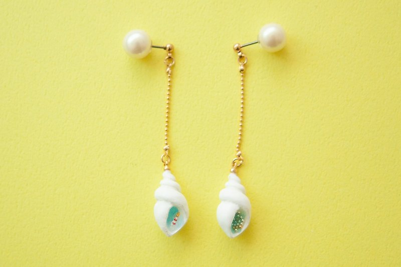 Hidden celebrity's pierced earrings - snails - Earrings & Clip-ons - Plastic White