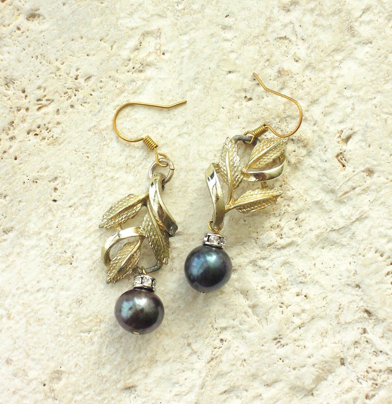 Antique gold leaf with black pearl drop earrings - Earrings & Clip-ons - Other Materials 