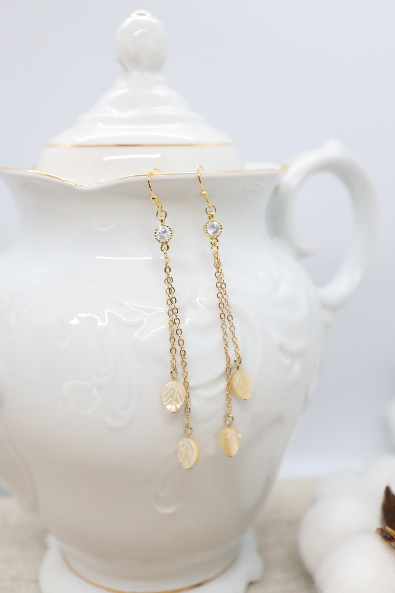 Shell Pearls Double-Chains 14K Gold-Filled Hook Earrings - 耳環/耳夾 - 貝殼 