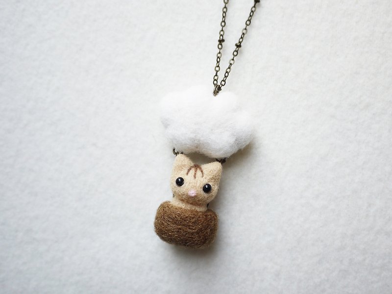 Petwoolfelt - Needle-felted Sky Travel Cat (necklace/bag charm) - Necklaces - Wool White