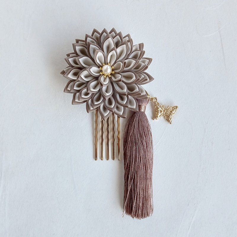 つまみ細工の花と蝶の髪飾り　タッセル付き　ブラウン - 髮夾/髮圈 - 棉．麻 咖啡色