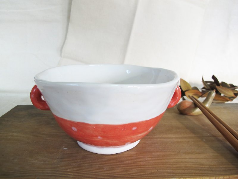 Pinching the ear grip round bowl - Bowls - Porcelain Red