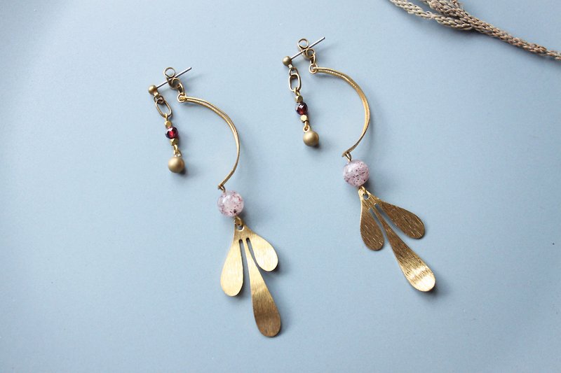 Half-moon YAYOI  - earrings pierced earrings clip-on earrings - Earrings & Clip-ons - Stone Red