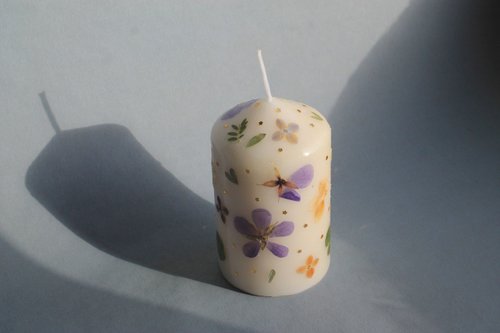 Zoë Gowen Creates Stunning Handmade Flower Candles