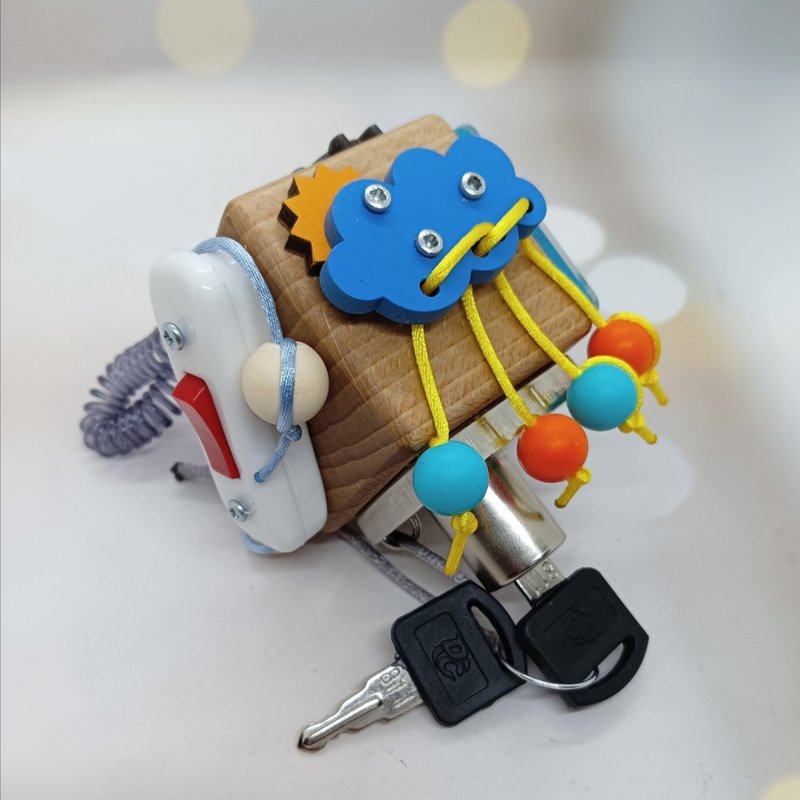 アクティビティキューブ、1歳児向けお出かけおもちゃ、指先知育キューブ、ビジボード、ベビーギフト - 知育玩具・ぬいぐるみ - 木製 ブラウン