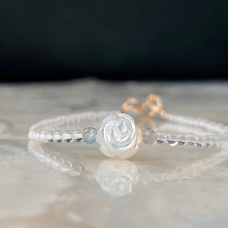 White crystal very thin bracelet natural mother-of-pearl rose flower natural stone bracelet niche hand-made birthday gift single - สร้อยข้อมือ - คริสตัล ขาว