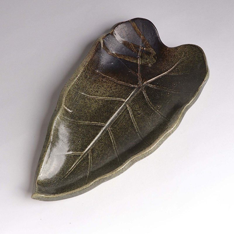 Ming ya kiln l broad leaf snack plate - จานและถาด - ดินเผา สีเขียว