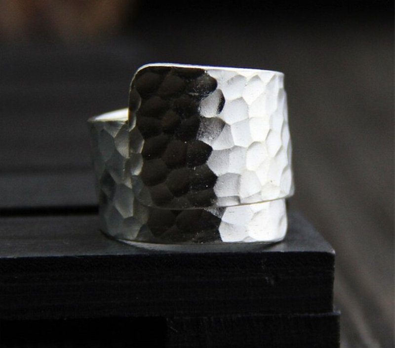 Real S999 Silver Cool Personalized Design Knocking Surface Irregular Rings Women - 戒指 - 純銀 銀色