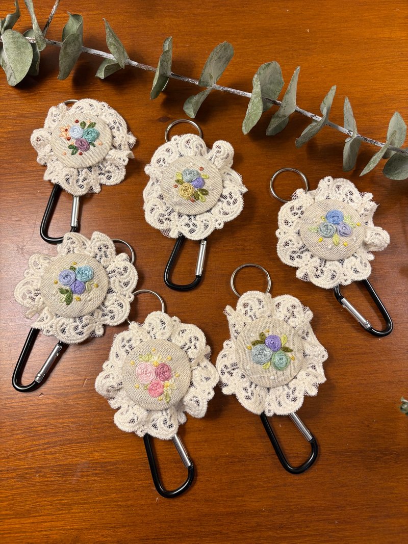 繡花掛鉤吊飾 刺繡 手工 法繡 玫瑰 粉鑰匙圈 拉環 伸縮 - 吊飾/掛飾 - 繡線 粉紅色