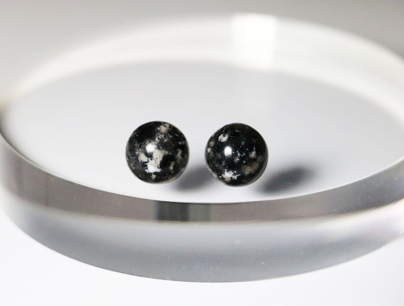 手工耳環 ♁ 黑子 - 耳環/耳夾 - 塑膠 黑色