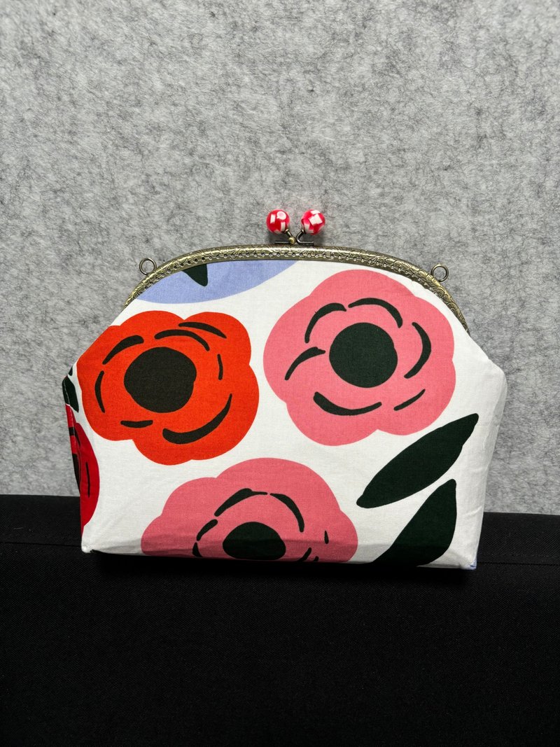 MBC handmade Marimekko 24cm curved frame kiss lock bag rose - กระเป๋าแมสเซนเจอร์ - ผ้าฝ้าย/ผ้าลินิน สีแดง