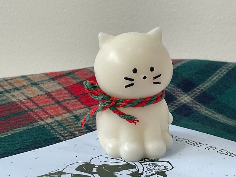 A cute cat candle from Korea. - 香薰蠟燭/燭台 - 其他材質 白色