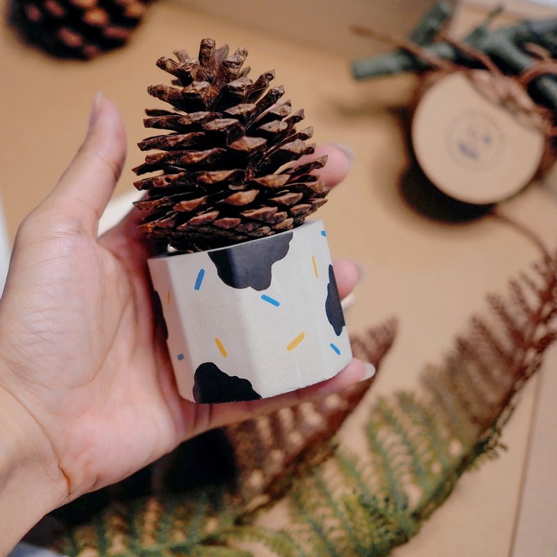 Moo Moo / hand-painted / cement flower pot / room decor - 盆栽/植栽 - 水泥 多色