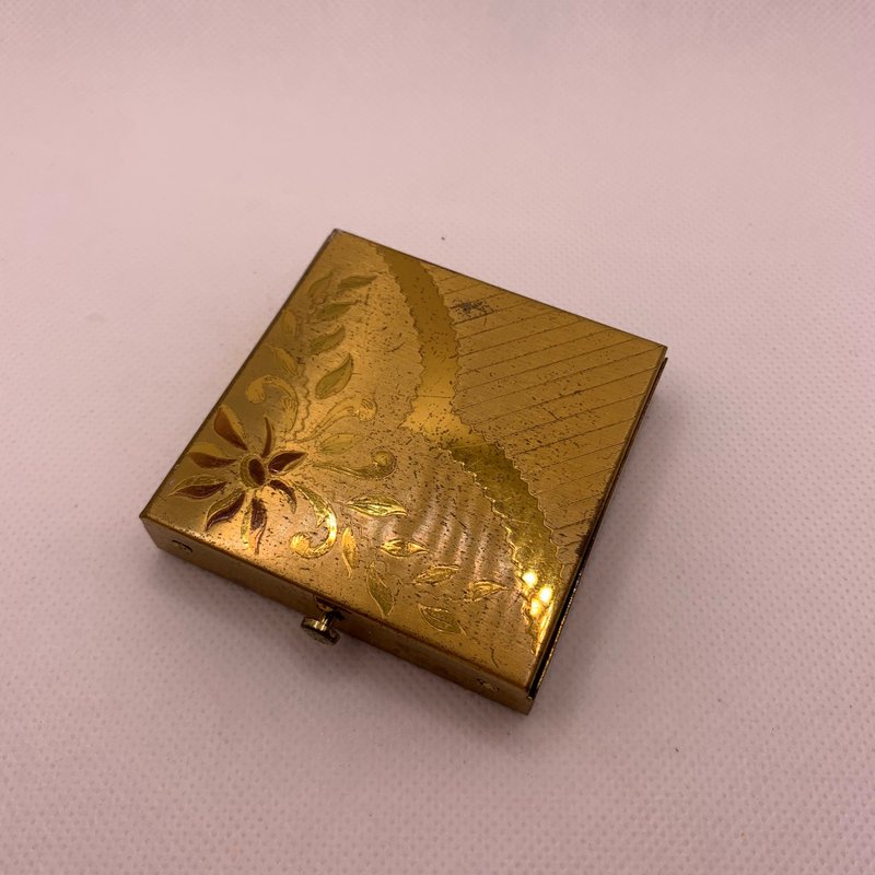 Vintage 1940年代 DORSET Fifth Avenue 刻花粉餅盒 - 其他 - 其他金屬 