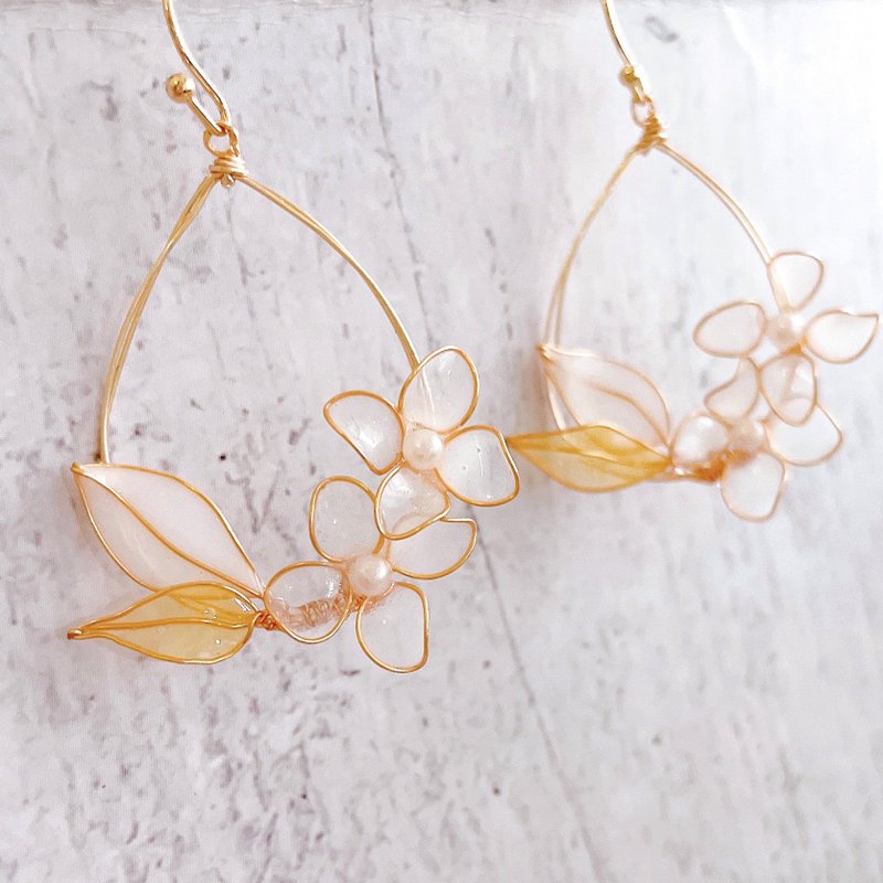 Summer Fresh Wreath Handmade Crystal Flower Earrings / Painless Clip-On UV Wearing Accessories - ต่างหู - วัสดุอื่นๆ ขาว