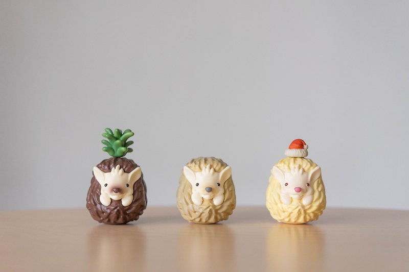 Magnetic pineapple head hedgehog ornament - including pineapple head accessories [limited time only and comes with a Christmas hat] - Items for Display - Resin Brown