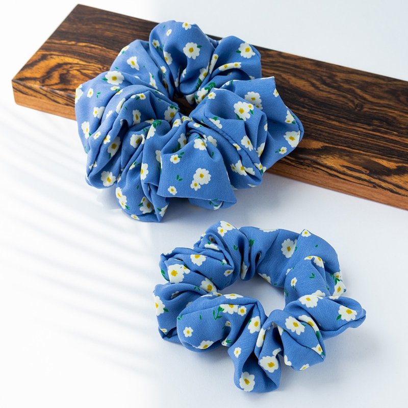 blue daisy volume scrunchie hairband handmade headband - 髮夾/鯊魚夾 - 棉．麻 藍色