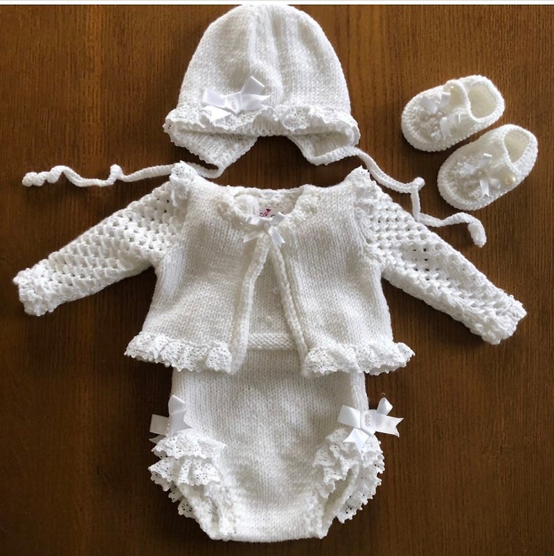 女の赤ちゃんの白い衣装: ロンパース、ジャケット、帽子、ブーツ。 - ロンパース - その他の素材 