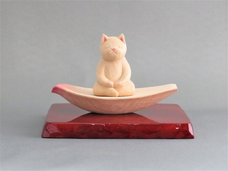 木彫り 蓮弁にのった座禅猫　猫仏1925 - 人形・フィギュア - 木製 ピンク
