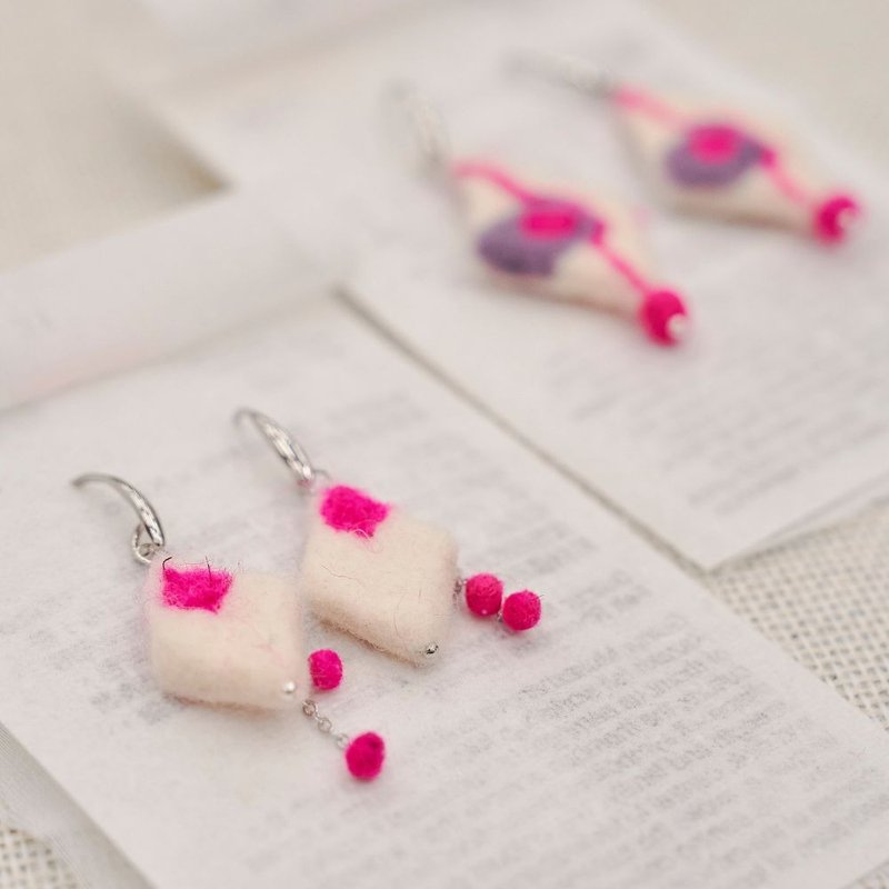 古爾努爾 穆卡扎諾娃 x Kiizo : 羊毛氈菱形耳環 - 耳環/耳夾/耳骨夾 - 羊毛 多色