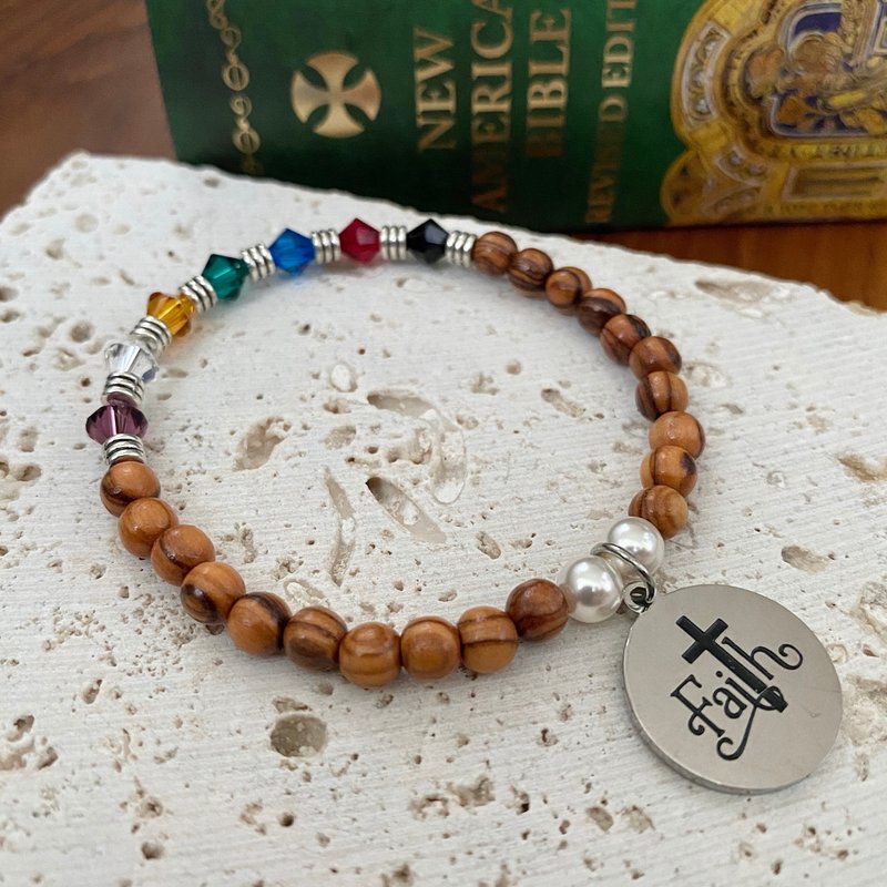 福音手環 Faith 5mm橄欖木珠搭 施華洛世奇水晶及珍珠8250501 - 手鍊/手鐲 - 水晶 多色