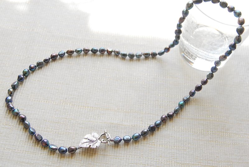 Navy blue pearl long necklace with grape leaf mantel - สร้อยคอ - ไข่มุก สีน้ำเงิน