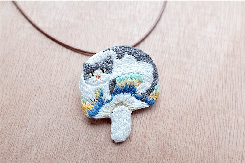 グレーの猫の夢のキノコ心臓の刺繍のネックレスのピン - ネックレス - 刺しゅう糸 シルバー