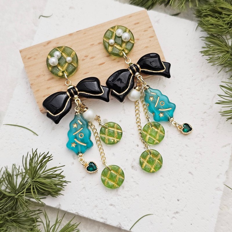 Naughty Christmas x Green-clip or pin earrings [Christmas] - ต่างหู - เรซิน สีเขียว