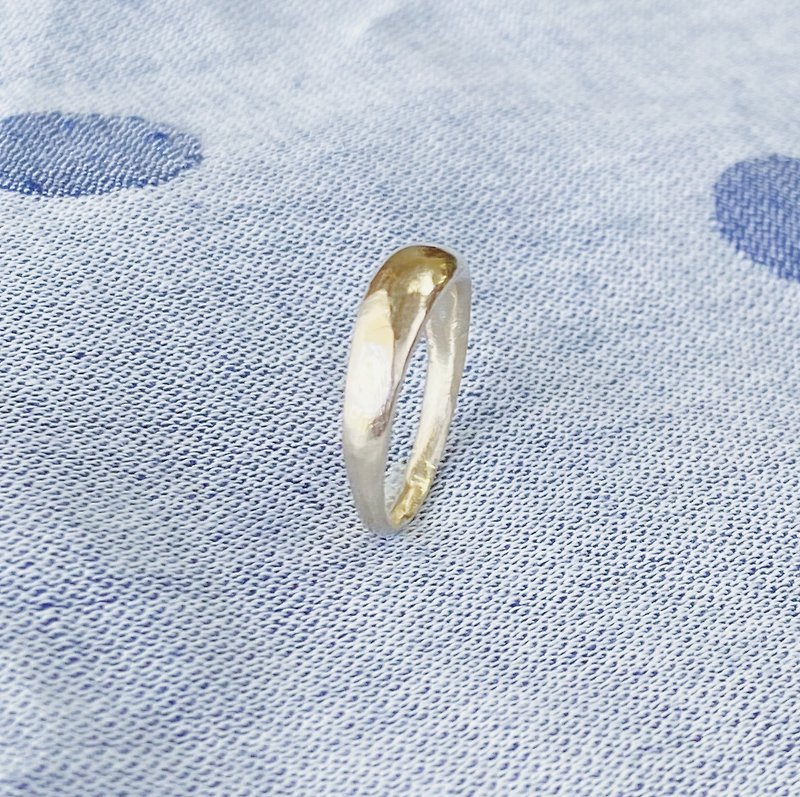 An airy bulge gold ring, name : mee